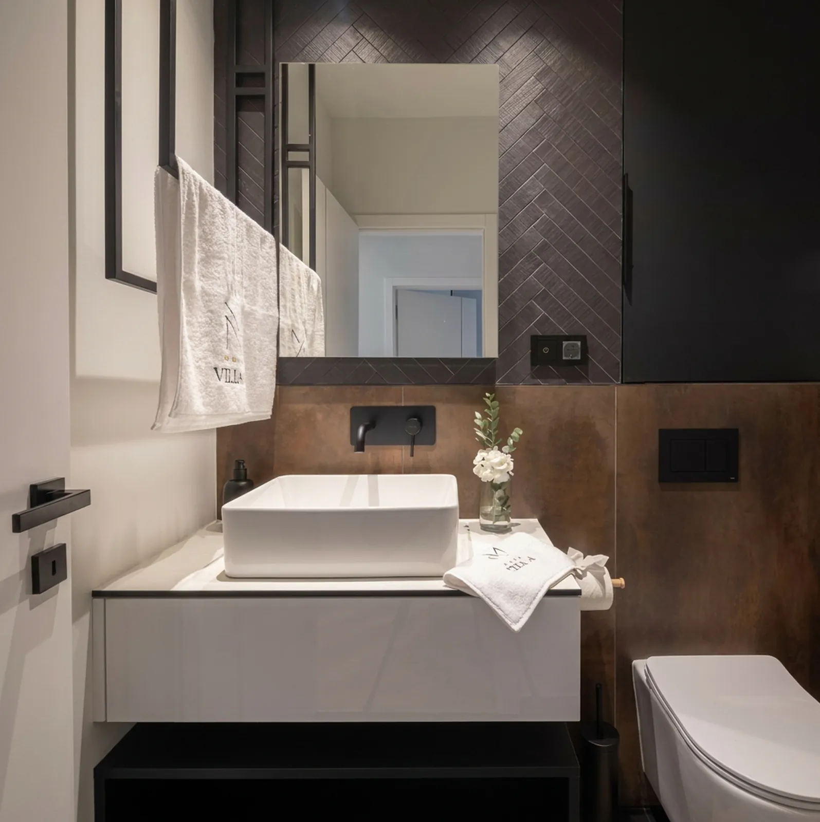 Bathroom with a walk-in shower and warm tiling